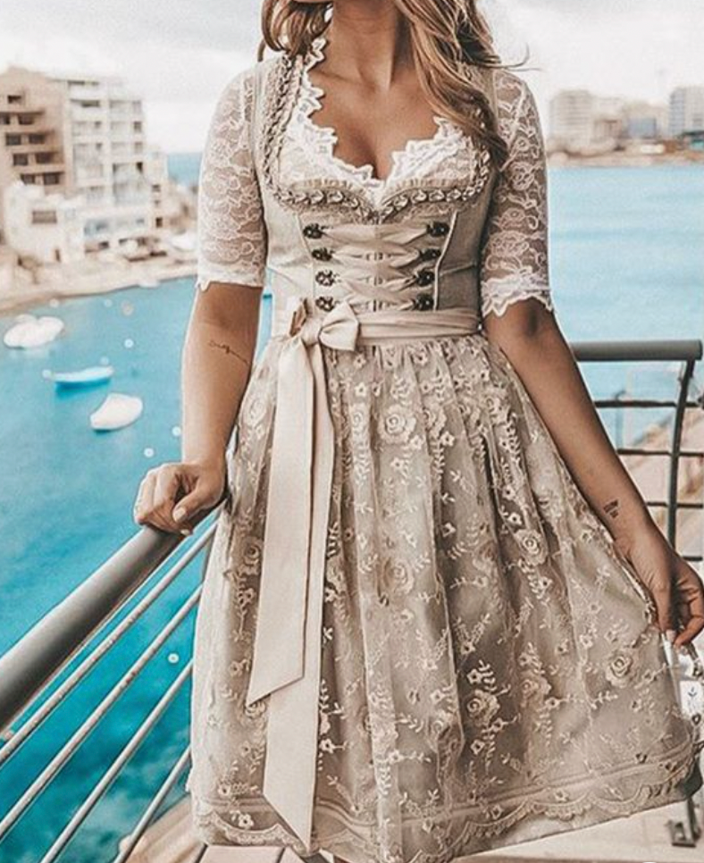 Traditionele Dirndl jurk met corsage voor Oktoberfest