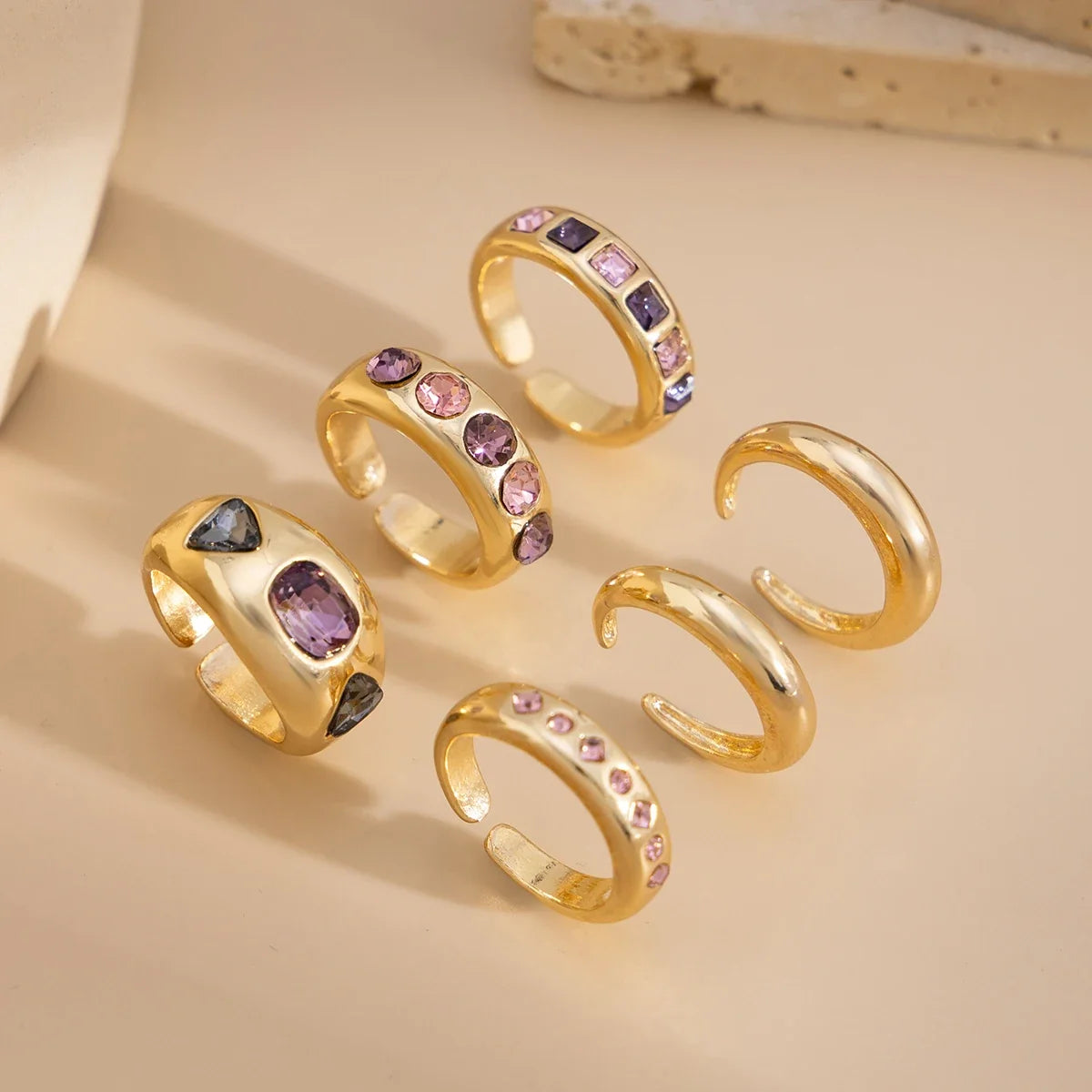 Luné® | Vivienne — Set van 6 Goudkleurige Ringen met Paarse Zirkonen